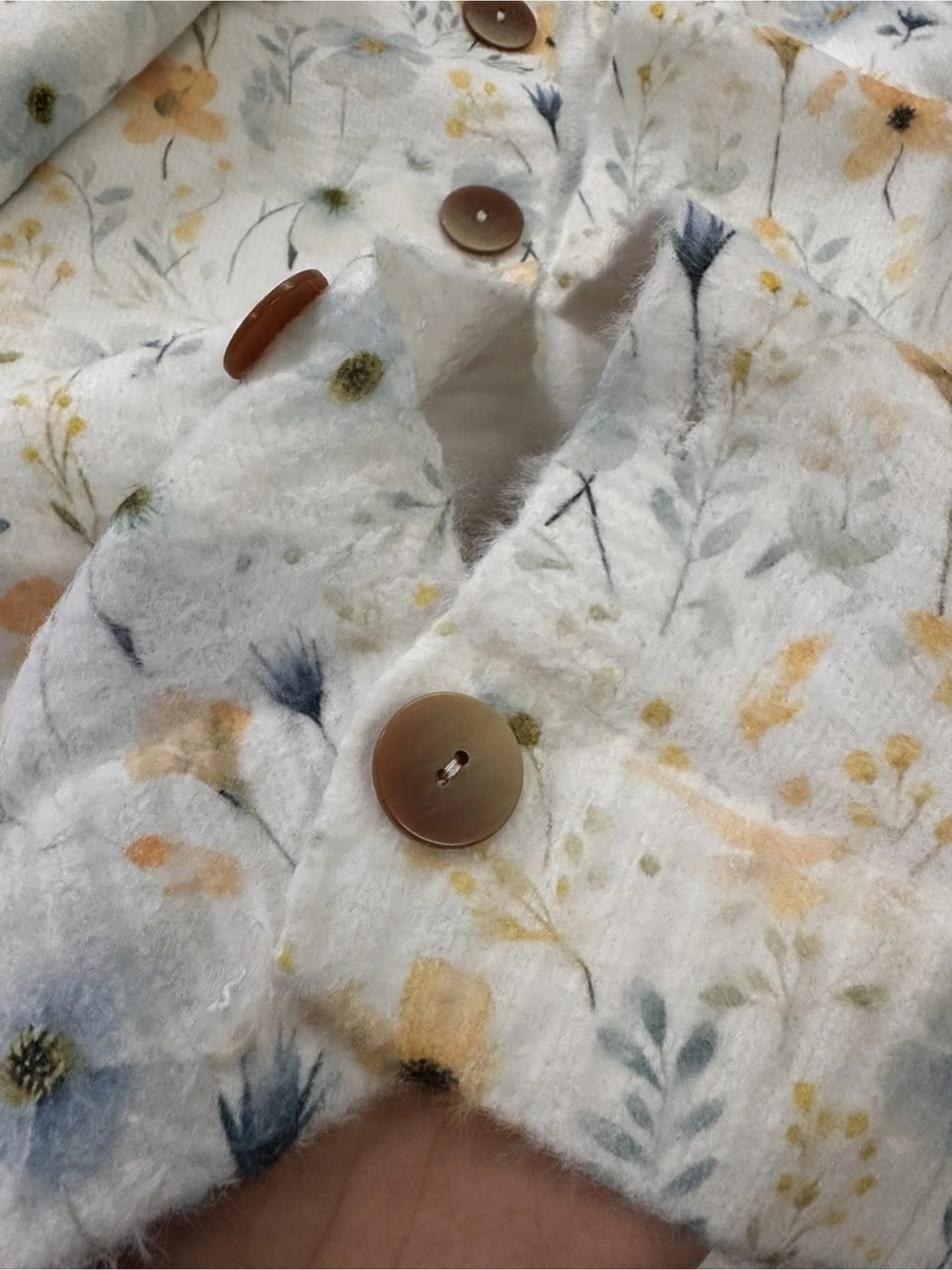 Krásný seersuckerový župan s květinovým vzorem a zapínáním na knoflíky