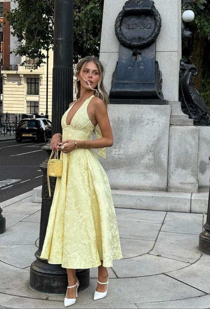Niamh - Elegantní výšivací oděv bez rukávů s hlubokým výstřihem ve tvaru V