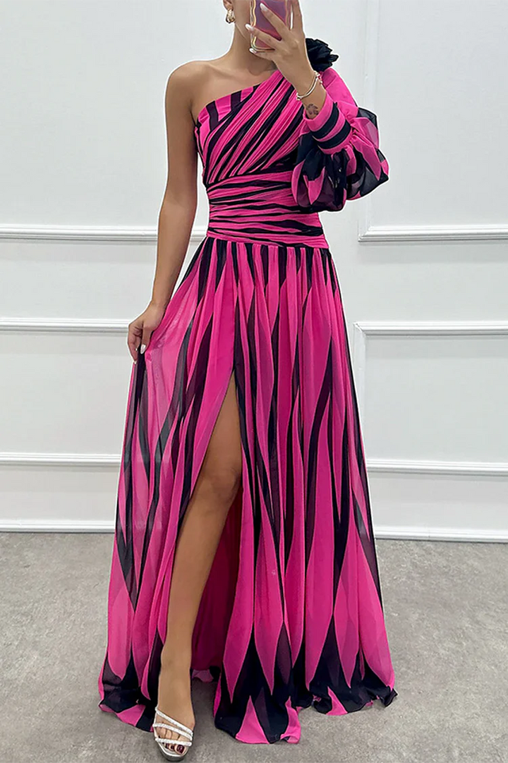 Chloe – Elegantní Maxi Šaty s Pruhovaným Jednobodovým Rukávem