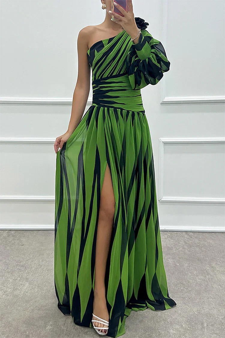 Chloe – Elegantní Maxi Šaty s Pruhovaným Jednobodovým Rukávem