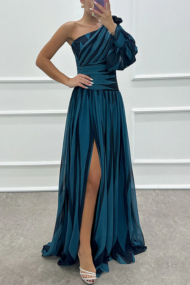 Chloe – Elegantní Maxi Šaty s Pruhovaným Jednobodovým Rukávem