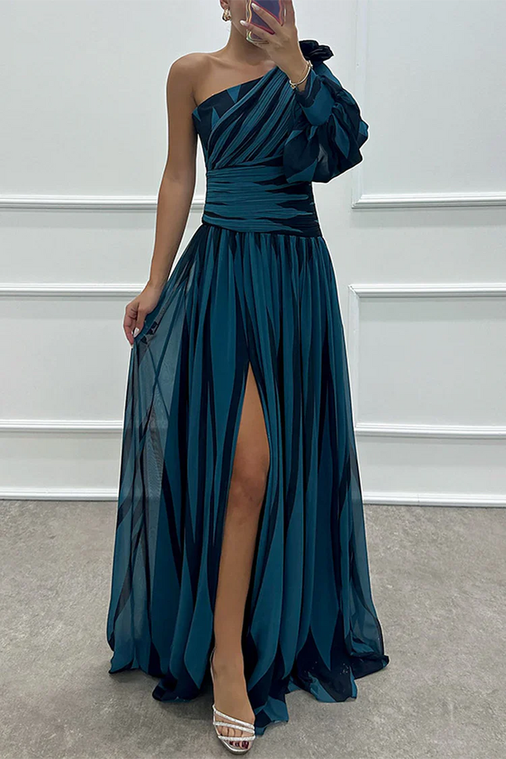 Chloe – Elegantní Maxi Šaty s Pruhovaným Jednobodovým Rukávem