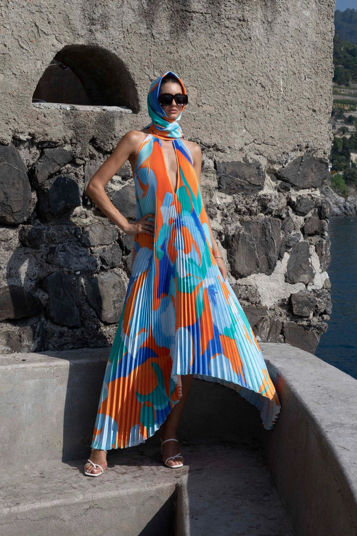 Isla – Elegantní maxi šaty s halterem a plisováním