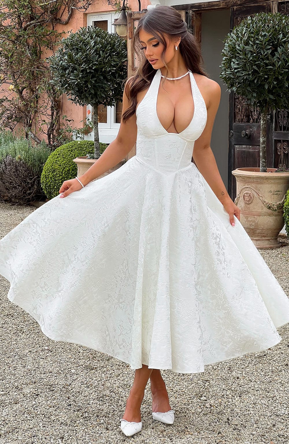 Niamh - Elegantní výšivací oděv bez rukávů s hlubokým výstřihem ve tvaru V