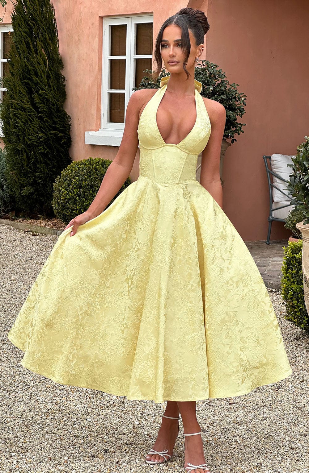 Niamh - Elegantní výšivací oděv bez rukávů s hlubokým výstřihem ve tvaru V
